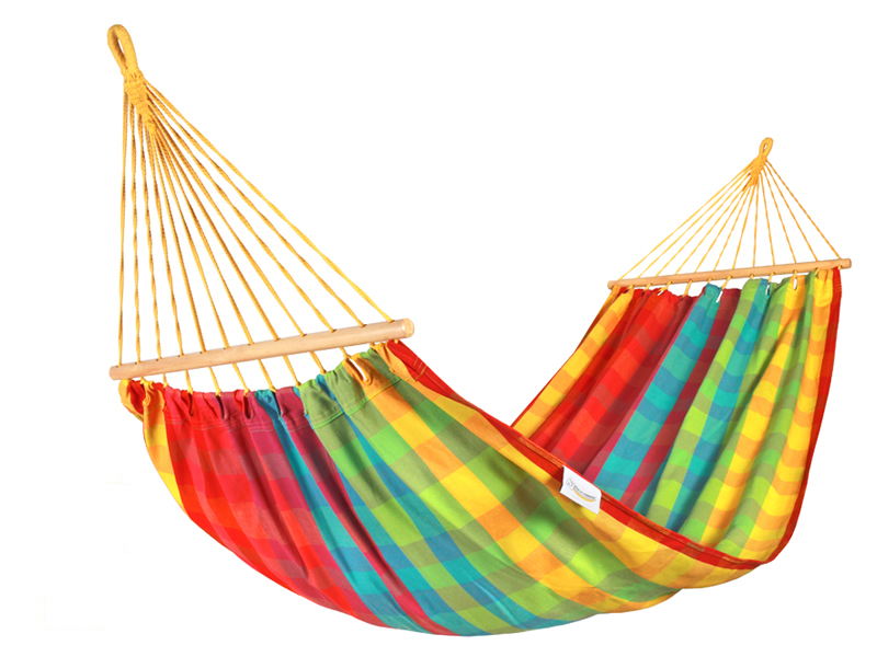hamak z drążkiem w żywych kolorach jak tęcza – prezent dla mamy lub na parapetówkę