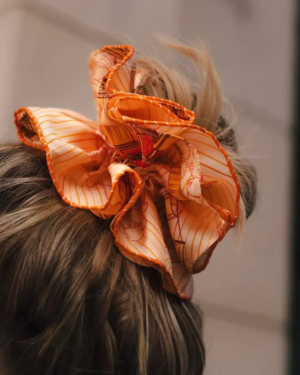 Jedwabna gumka do włosów z unikatowym wzorem z historią - obrazek 25