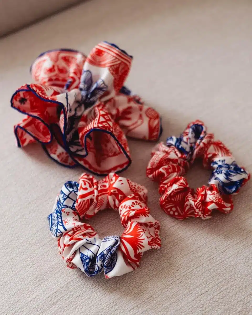 Jedwabna gumka do włosów z unikatowym wzorem z historią - obrazek 33