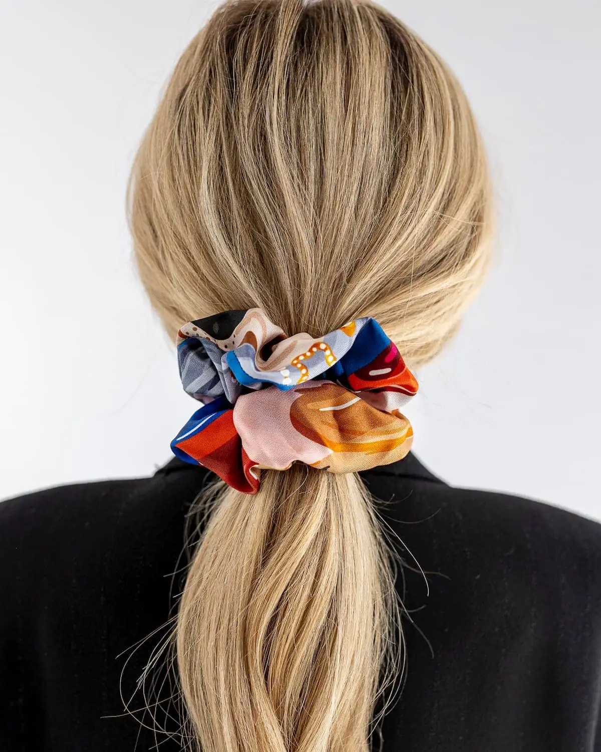 Jedwabna gumka do włosów z unikatowym wzorem z historią - obrazek 24