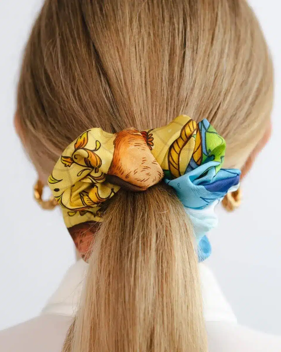 Jedwabna gumka do włosów z unikatowym wzorem z historią - obrazek 23