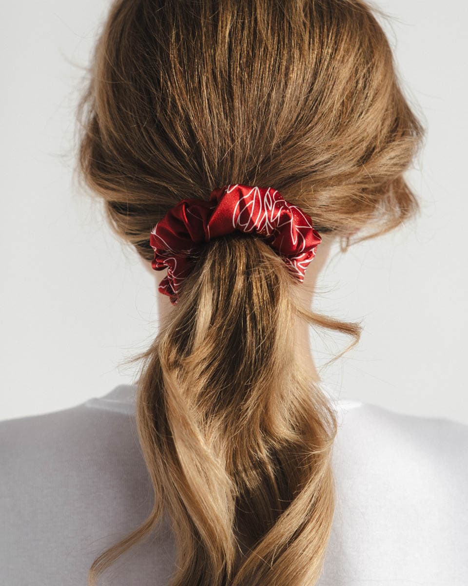 Jedwabna gumka do włosów z unikatowym wzorem z historią - obrazek 15