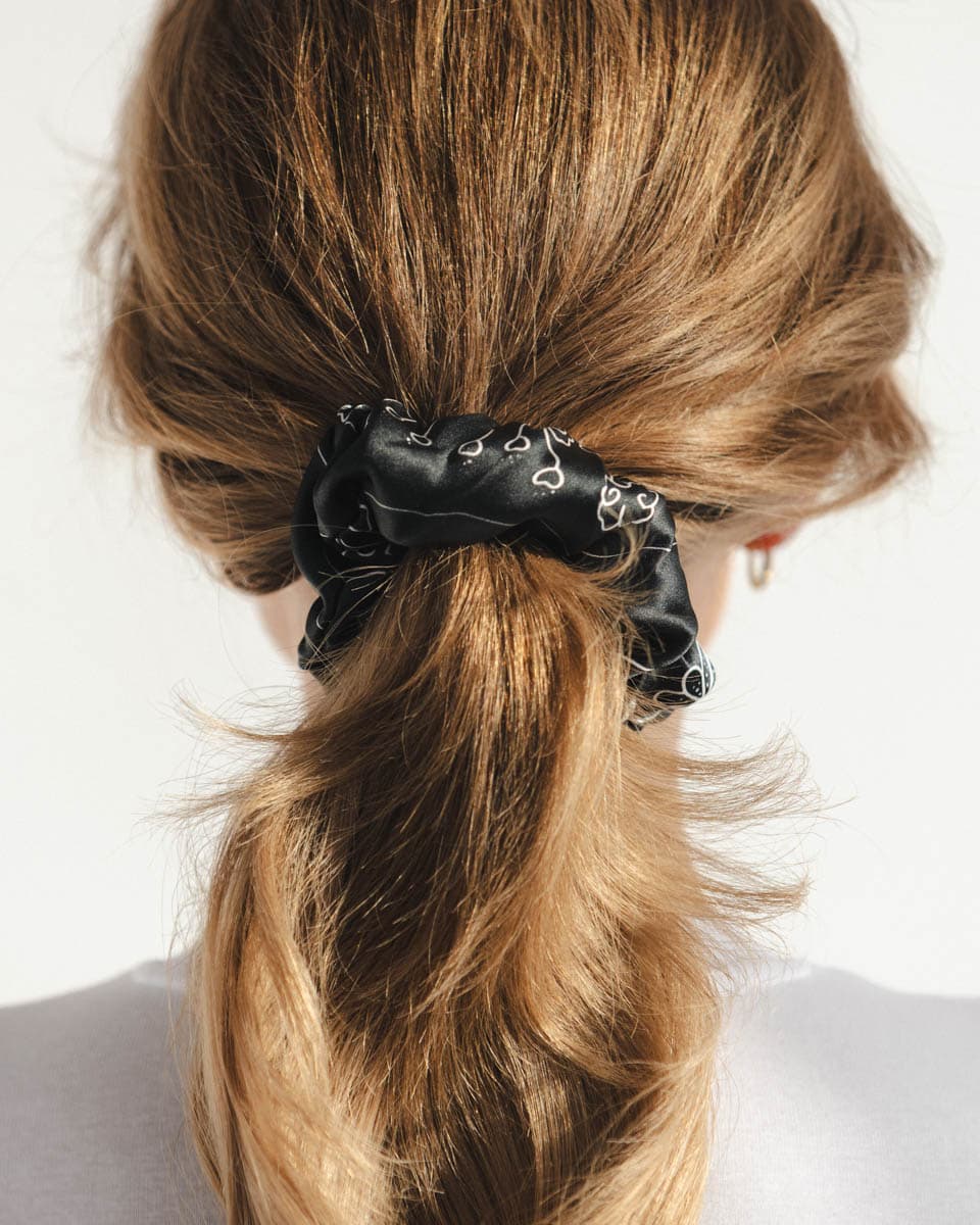 Jedwabna gumka do włosów z unikatowym wzorem z historią - obrazek 17