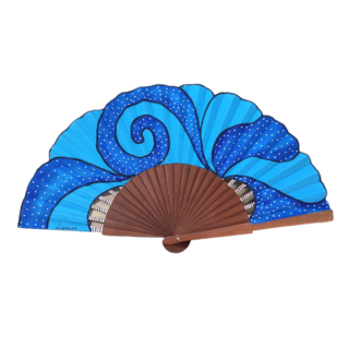 niebieski wachlarz ręcznie robiony w Andaluzji z motywem fali i zawijasem – prezent dla mamy