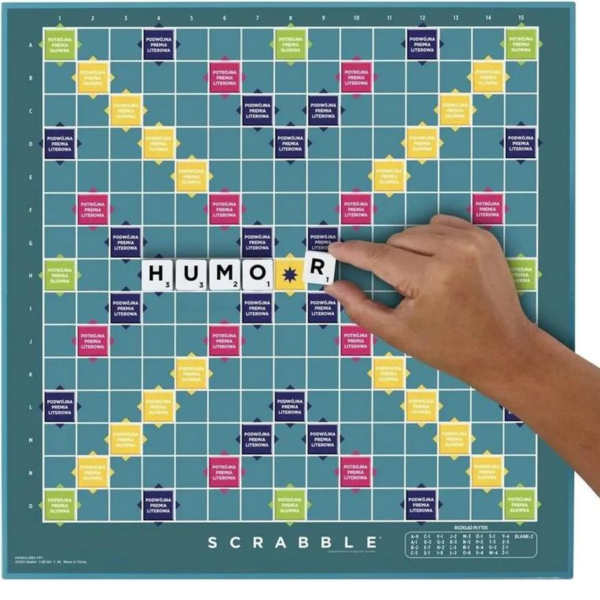 Plansza do gry Scrabble Mattel rozłożona do rozgrywki – klasyczna gra słowna na prezent dla rodziny i miłośników planszówek.